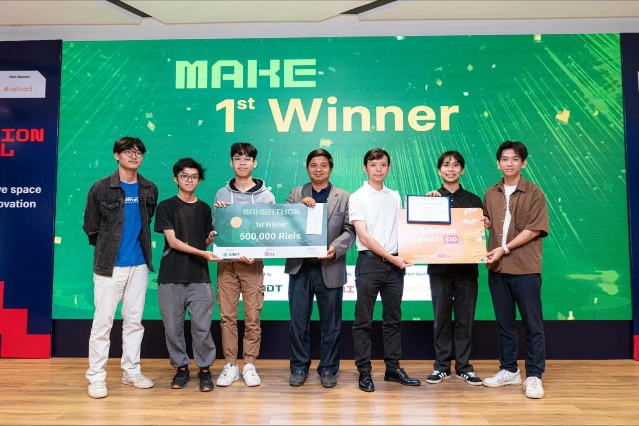 The JOMNOT team taking first place at the Makerthon